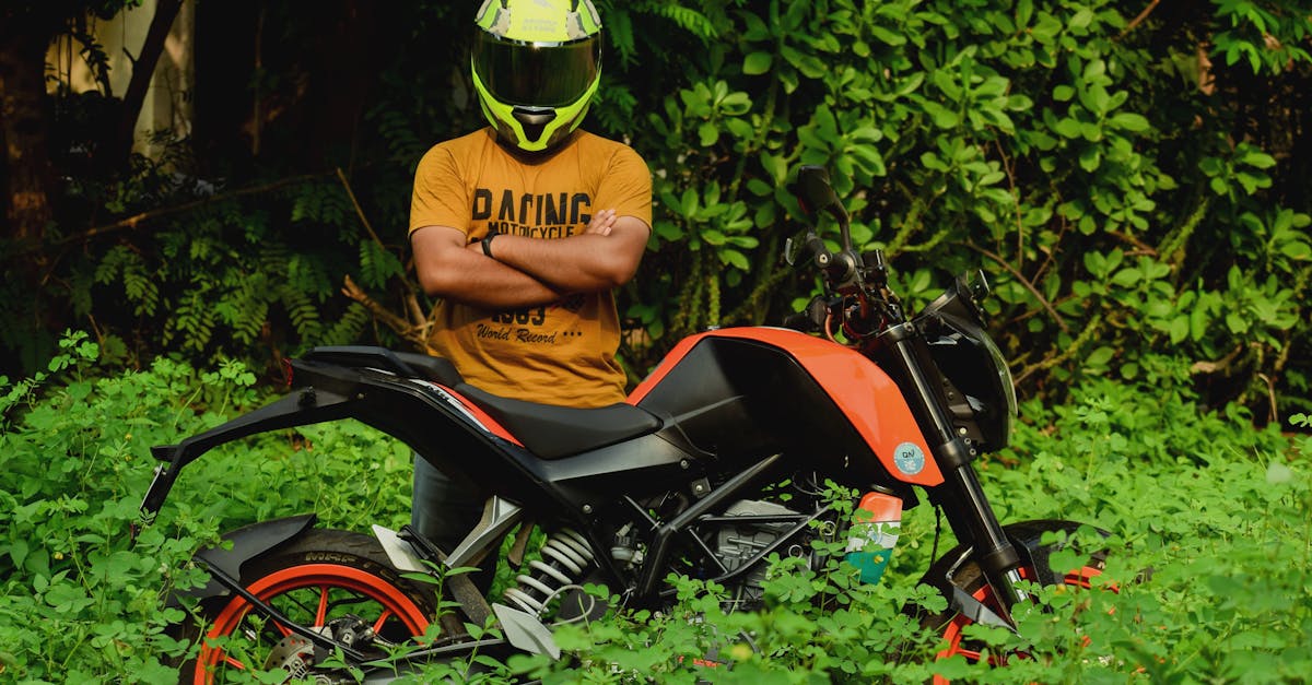 découvrez la ktm smc 690, une moto puissante et agile, idéale pour les amateurs de sensations fortes et de conduite sur route. avec son design distinctif et ses performances impressionnantes, la smc 690 offre une expérience de pilotage inégalée, alliant polyvalence et innovation. parfaite pour les trajets quotidiens ou les aventures sur circuit, cette machine se démarque par sa maniabilité et son caractère sportif.