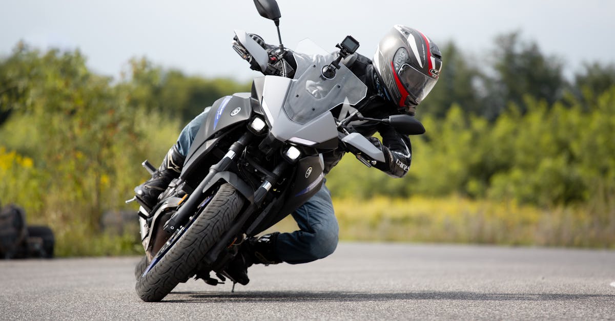 découvrez le yamaha tmax, le maximum de plaisir et de performance en scooter. avec son design élégant, sa technologie avancée et son confort incomparable, le tmax est le choix parfait pour les passionnés de mobilité urbaine et les aventuriers des routes. profitez d'une expérience de conduite unique avec ce scooter sportif et polyvalent.
