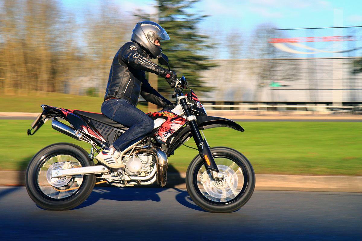 obtenez votre assurance moto 50cc en ligne facilement et rapidement. comparez les offres, choisissez la couverture adaptée à vos besoins et profitez d'une protection optimale pour votre véhicule.