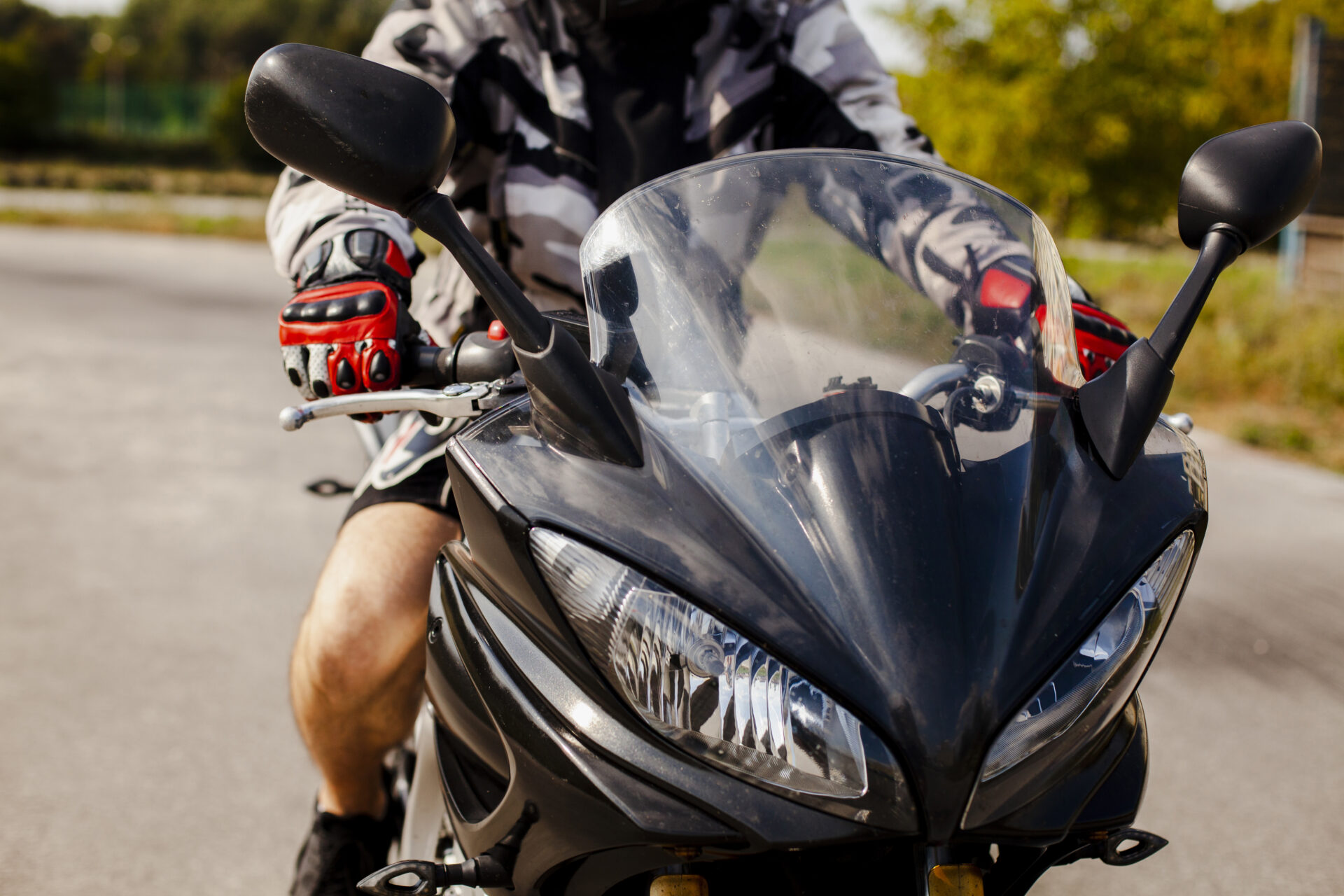 apprenez à coller correctement votre vignette d'assurance moto avec nos conseils pratiques. assurez-vous que votre vignette est bien visible et conforme aux réglementations pour profiter sereinement de vos trajets à moto.