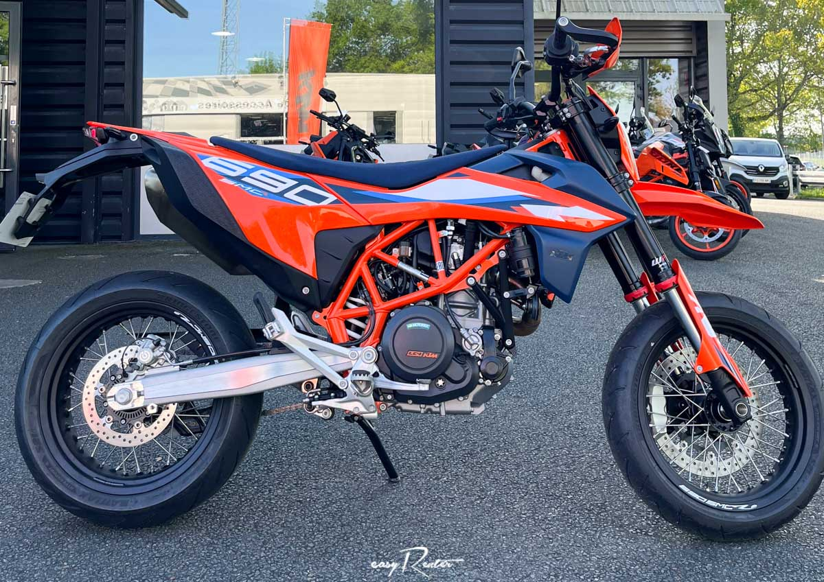 découvrez smc assurance moto, votre partenaire idéal pour des assurances motos sur mesure. protégez votre deux-roues avec des garanties adaptées à vos besoins et profitez de services transparents et compétitifs. roulez en toute sérénité avec smc!