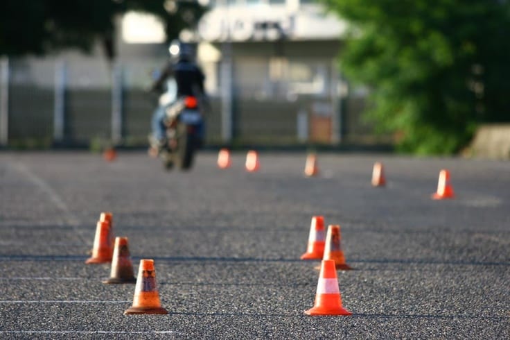 découvrez notre assurance moto a2 spécialement conçue pour les jeunes conducteurs. profitez de protections adaptées à votre profil avec des tarifs compétitifs et une couverture complète. roulez en toute sérénité et sécurité avec notre offre dédiée aux jeunes motards.
