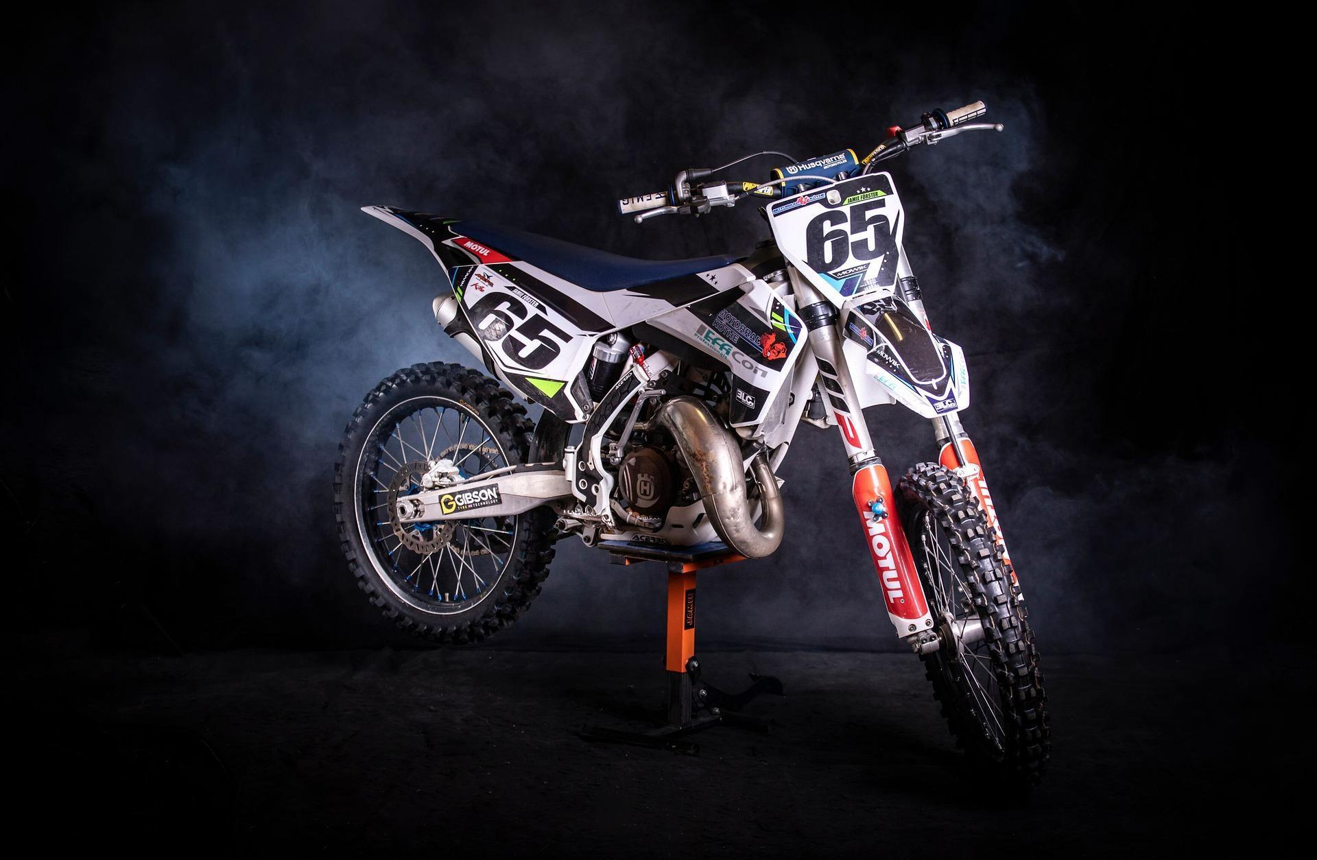 découvrez notre guide sur l'assurance moto cross non immatriculée, adaptée aux passionnés de sports motorisés. protégez votre vélo tout-terrain avec une couverture qui répond à vos besoins spécifiques, tout en respectant la législation. obtenez des conseils pratiques pour choisir la meilleure assurance pour votre activité et roulez en toute sérénité.