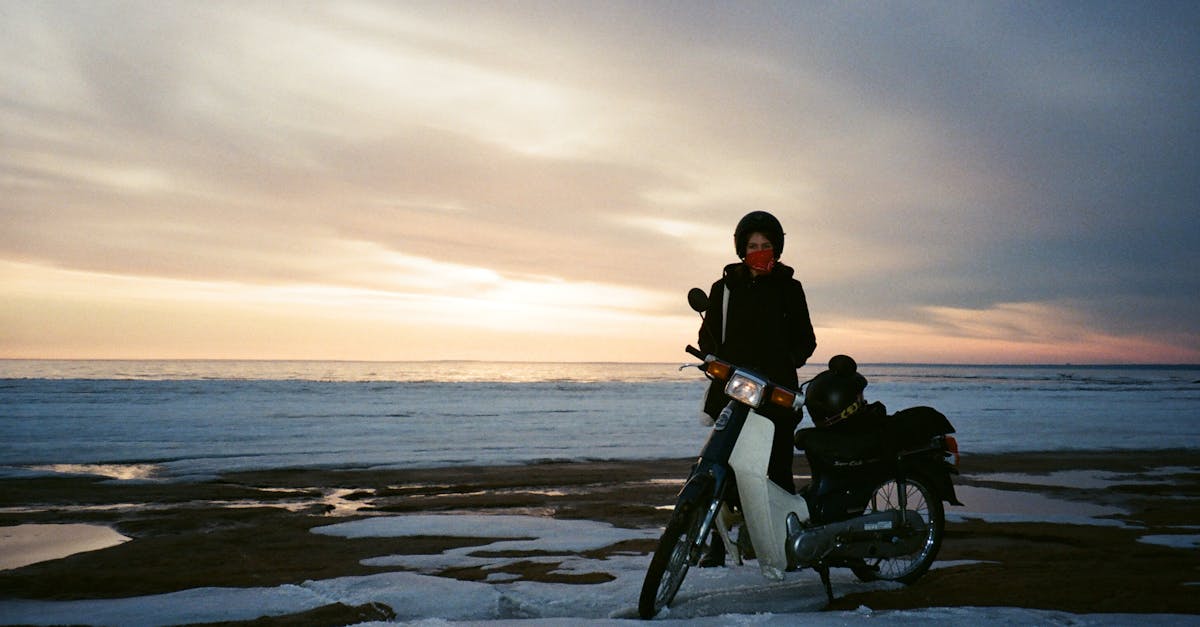 découvrez nos conseils pratiques pour l'hivernage de votre moto : techniques de stockage, entretien, et protection contre les intempéries. assurez la longévité de votre engin et soyez prêt pour la prochaine saison de conduite.